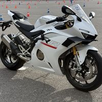 50kW、300公里续航、定价3万+：张雪的电动摩托车参数表，把油摩圈吵翻了——要不要等，先查完上牌、电池、充电、报废四本账