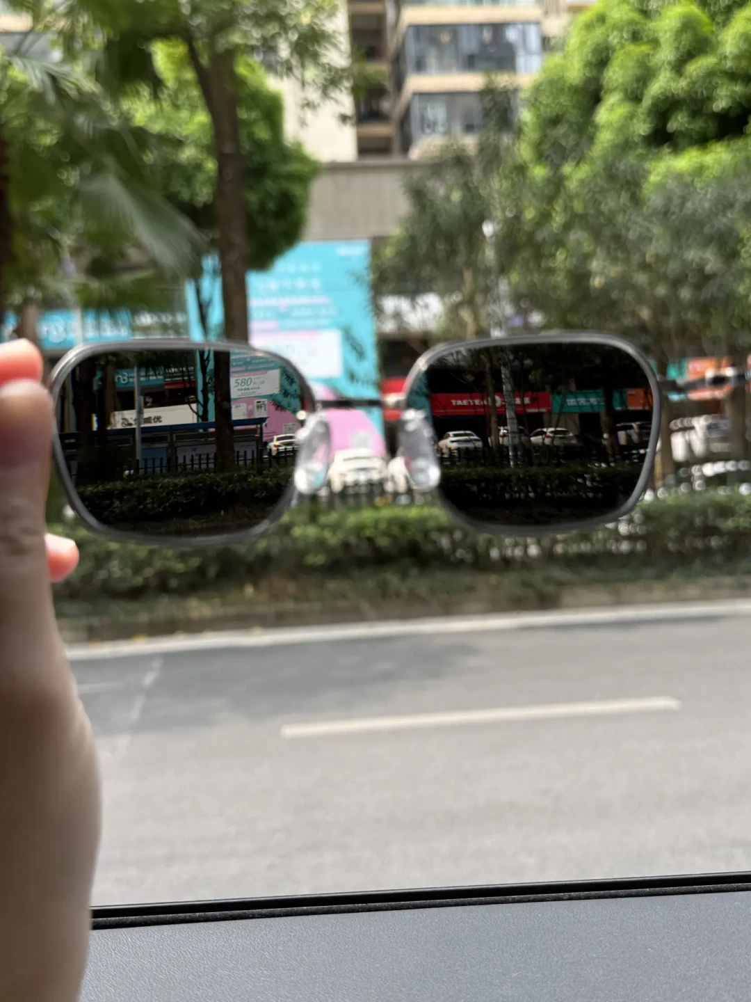 线下开价3600、横岗550拿下:对完188评“鸡肋”楼、第九代八色实测和1.74变色的全面调价,国庆前配第一副依视路变色片,先算清你一天有多少时间在车里