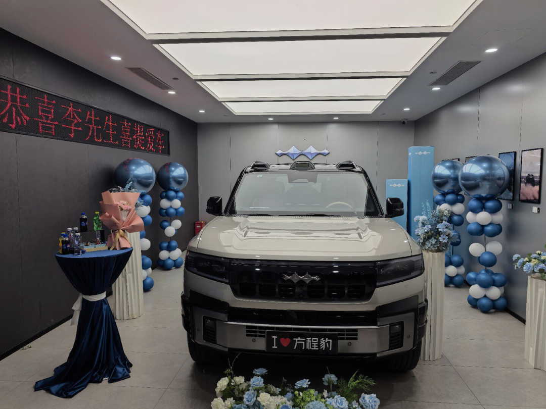 豹8第七次OTA兑现三轮行驶，同周1.1万公里长测视频爆火：翻完77条评论，骂智驾最狠的和UP主开的不是同一台车，41.98万闪充版下定前先算清三笔账