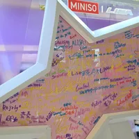 「说好的都脱粉了呢，购买力依旧强得不行」：名创×LISA快闪开卖72小时，补货三四次、二手原价出——六城预约场次、限购规则和满赠档位都盘好了，三类人先算清再冲