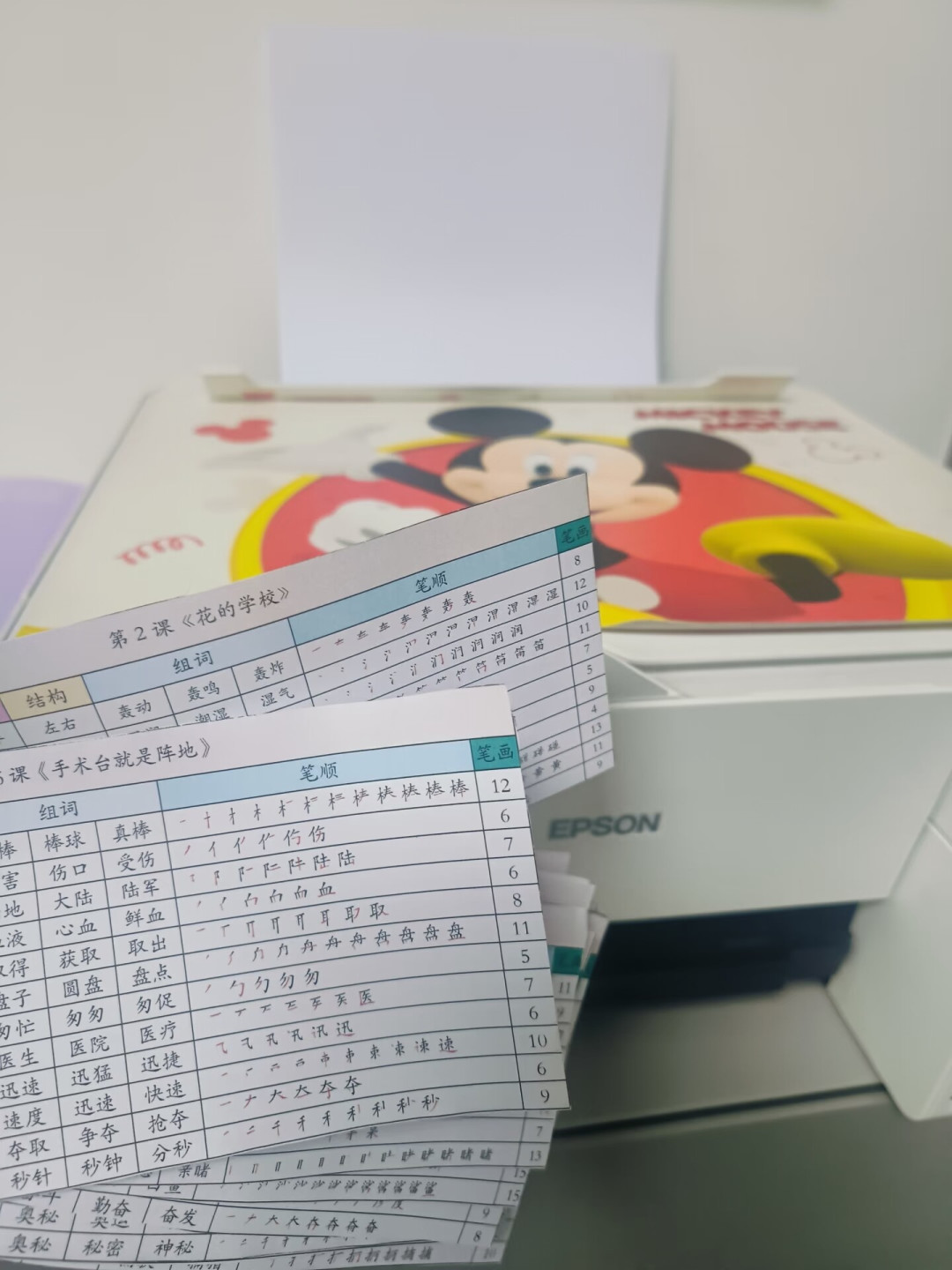 打印机买惠普还是爱普生?翻完43条互撕评论和两篇数据打架的软文:两家都会堵,差别在堵了之后的账单——200元自己换头还是600元送修,按打印频率对号入座