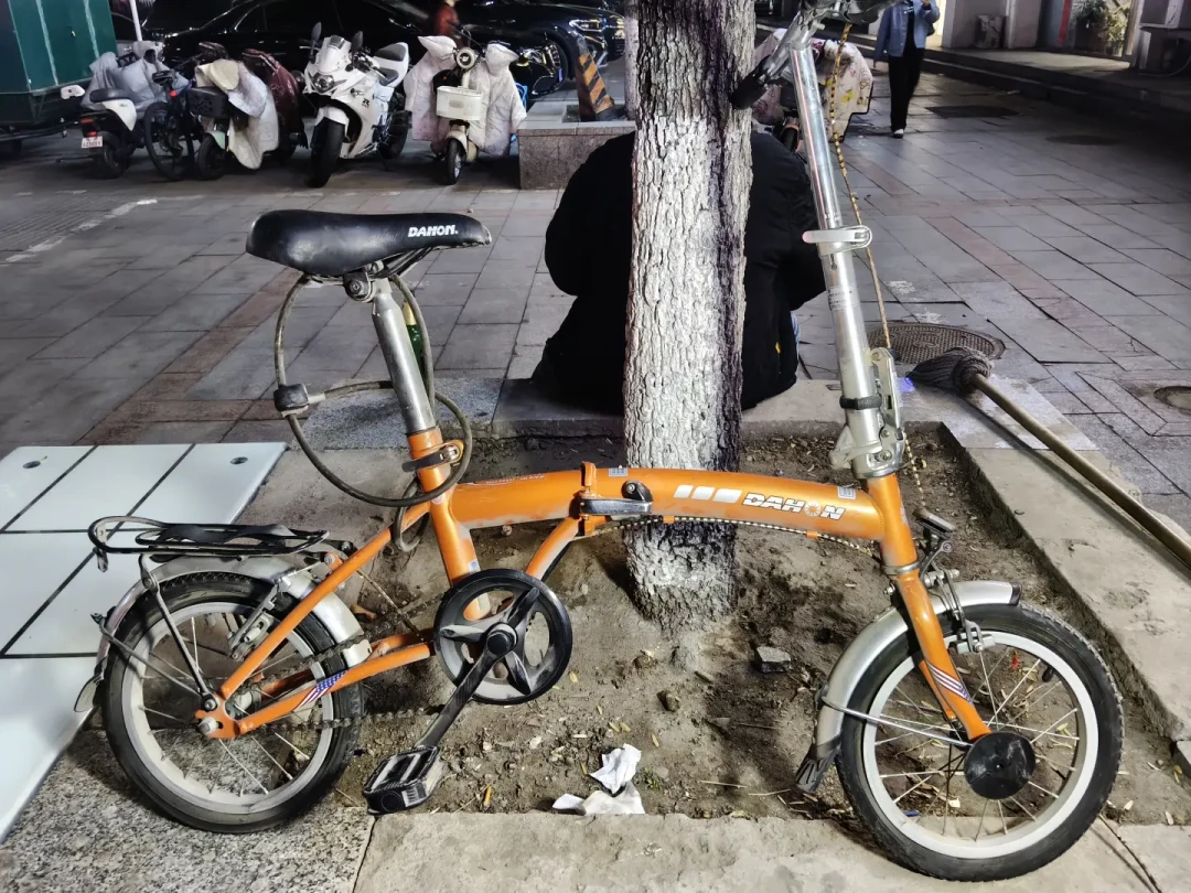 闲鱼100块的破烂大行410翻新完只花759,官旗新412好价1389:对完近一周6条翻新完工帖、142条评论的捡漏帖和一份辐条断三根的通病清单,我把谁该收老车、谁该买新412、谁千万别碰单速小折排清楚了