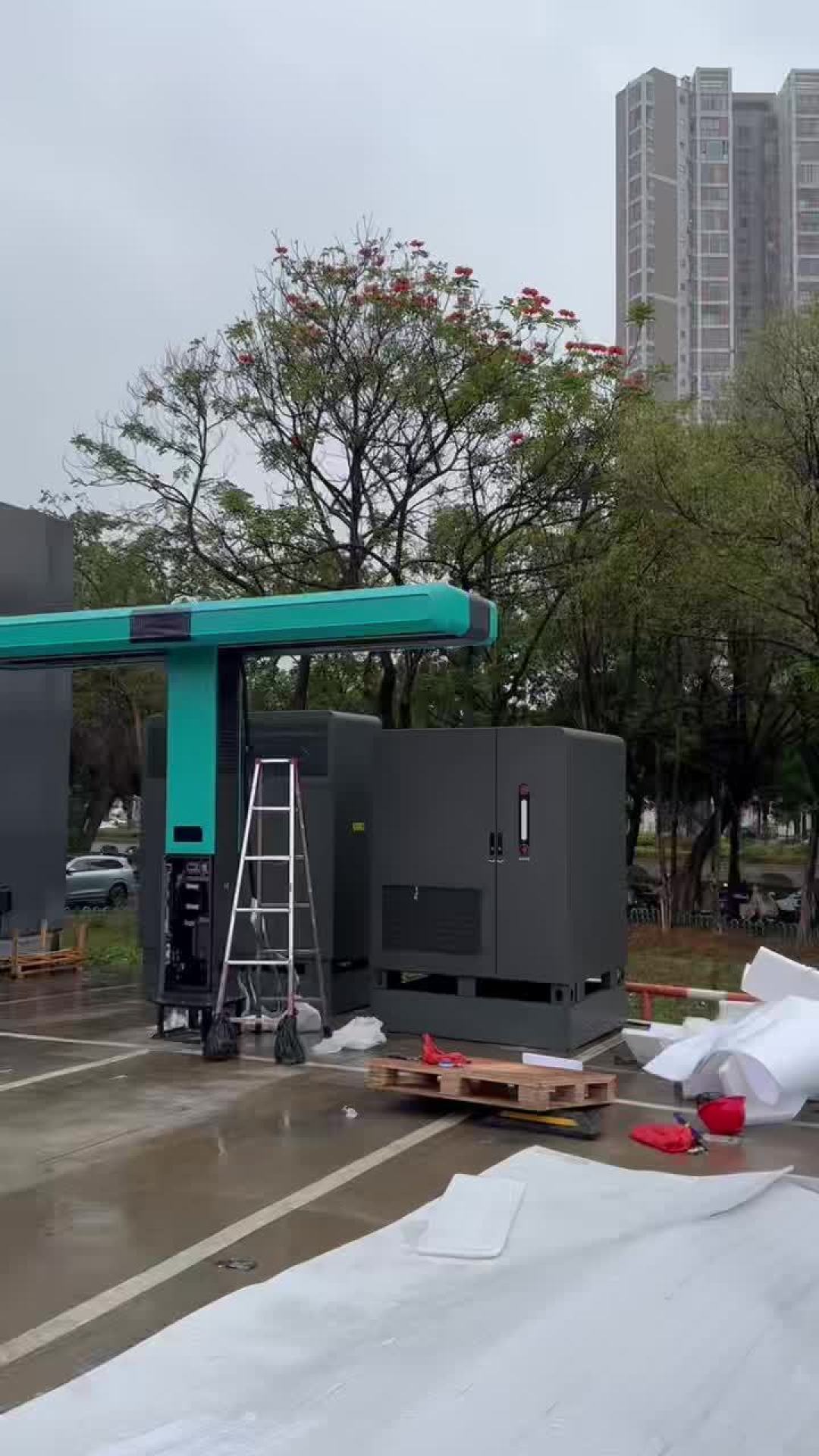 比亚迪固态电池定档2027:400Wh/kg、原型车续航1218km,但首批是千台示范、仰望级先上——把示范期、竞对表、二代刀片产能三本账算清,金九银十观望的人就知道等不等了
