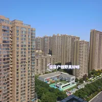 一半晒「125平封窗1万3、12.7平阳台1万1落地」，一半哭「3处增项多收2000、10万的窗两块玻璃俩颜色」：翻完4平台上百条换窗晒价帖、增项帖和玻璃减配实录，我把400到1500一平的口径差、壁厚1.4对1.8的分界线、玻璃上最容易被偷的3处配置和签合同必写的5行字理清了