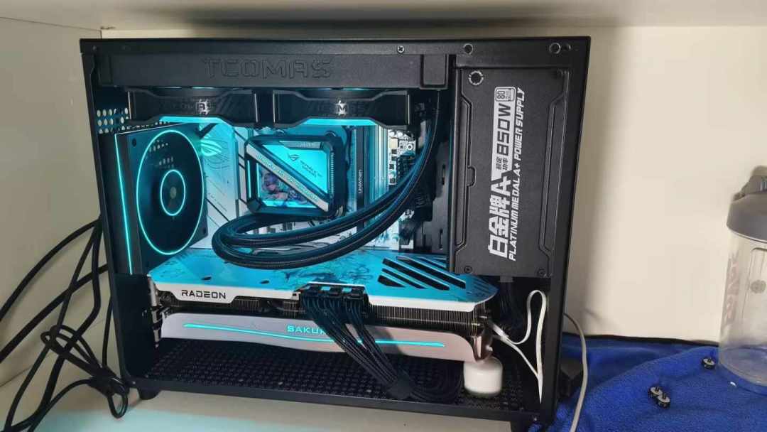 9800X3D跌破2000、板U套装一年降1000,显卡却一个月涨5700:DIY市场“褒姒”出来的CPU大跳水——三本账核完,9850X3D散片2600、9700X千元内、78X3D券前1500怎么选,内存会把省的钱吃回去,整机党/AM5升级党/等等党/旧U变现党分别给结论,附五个盯住信号