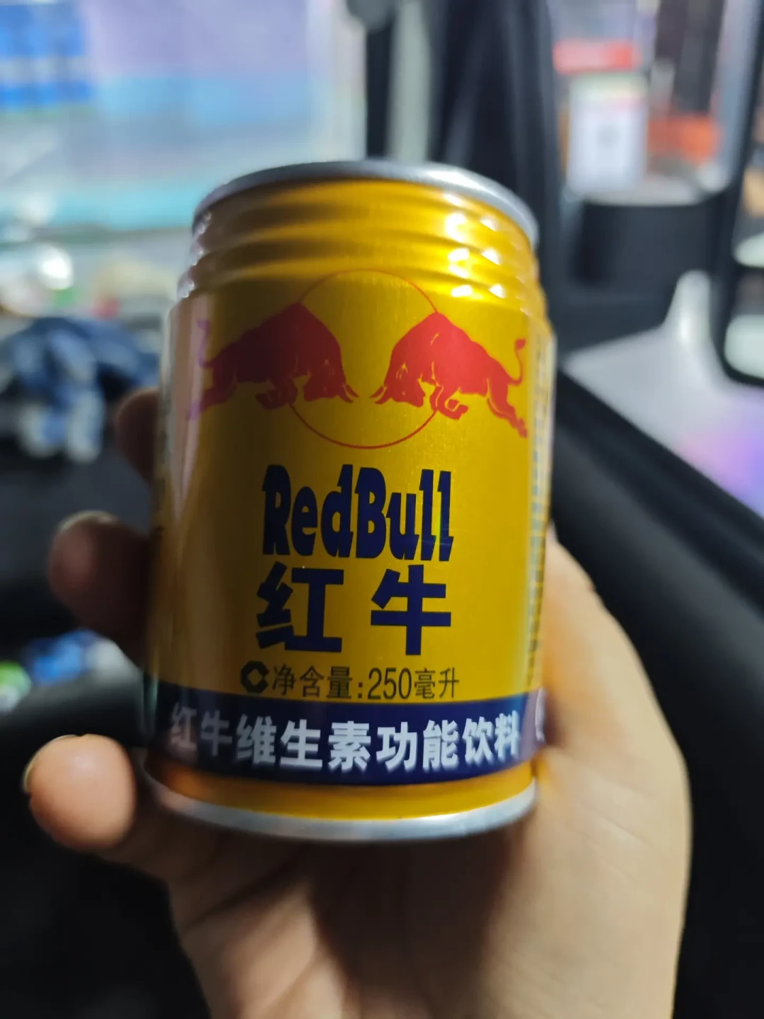 零食店4.5元的红牛，先翻罐底找那顶“蓝帽子”：同一个货架上五种“红牛”，“风味”两个字差的是一个品类