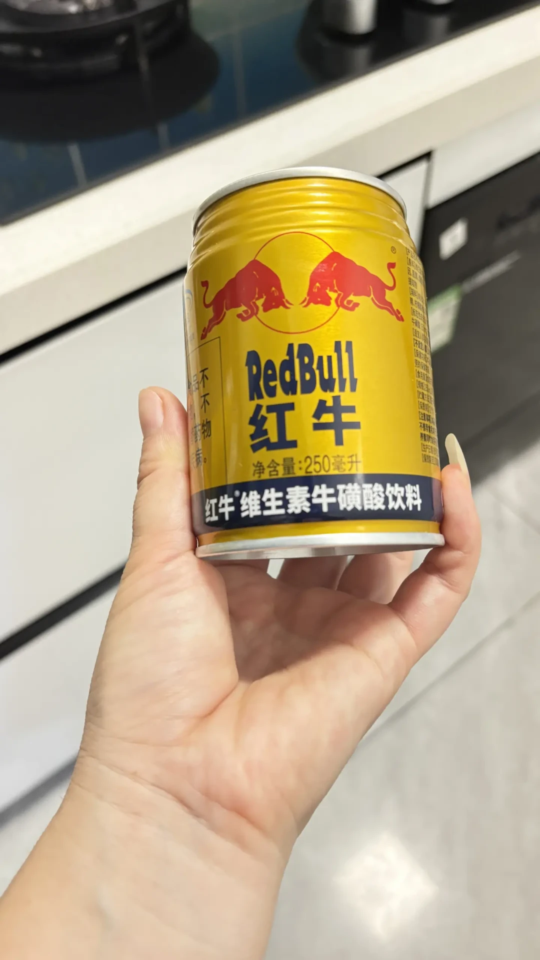 零食店4.5元的红牛，先翻罐底找那顶“蓝帽子”：同一个货架上五种“红牛”，“风味”两个字差的是一个品类