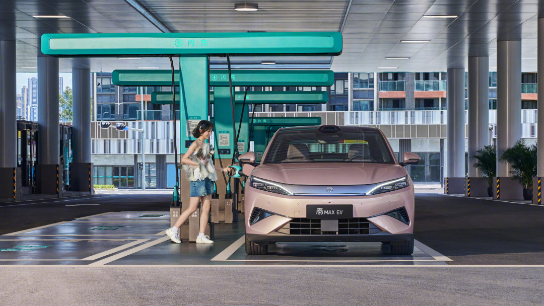 比亚迪固态电池定档2027:400Wh/kg、原型车续航1218km,但首批是千台示范、仰望级先上——把示范期、竞对表、二代刀片产能三本账算清,金九银十观望的人就知道等不等了