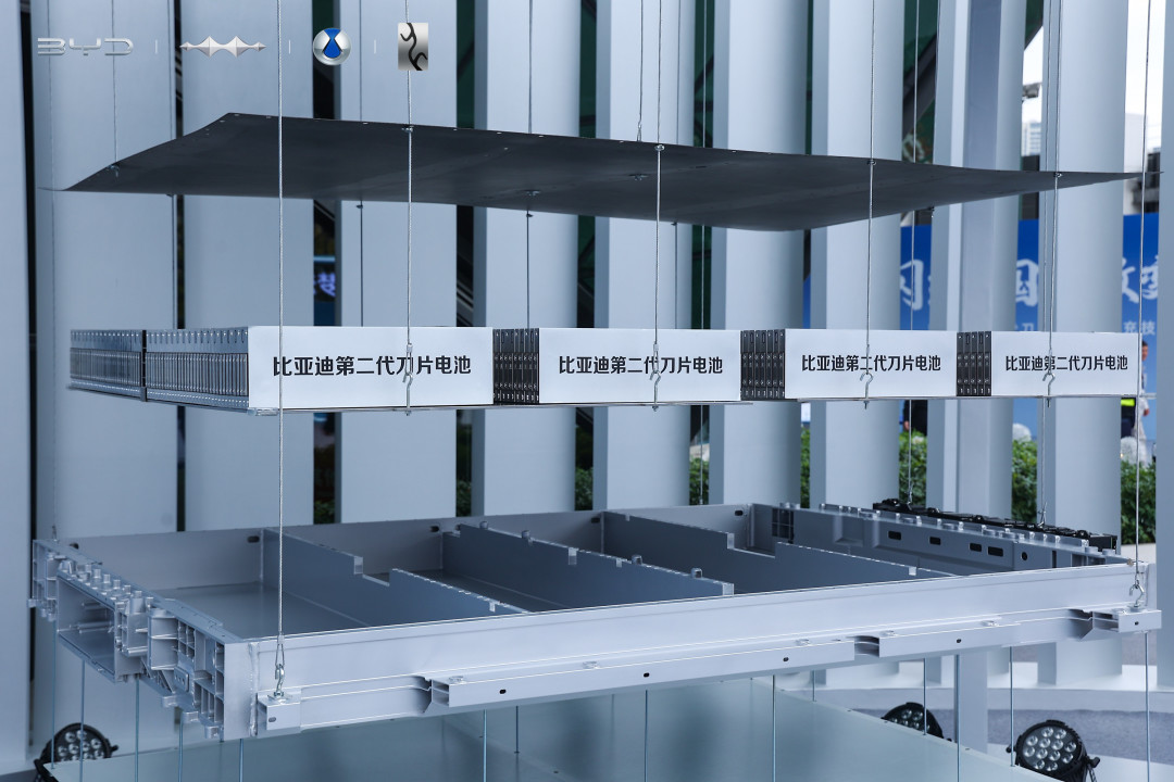 比亚迪2027年上固态电池刷屏,但首批大概率是仰望不是海鸥:把示范装车、二代刀片、固液同价三本账算清,金九银十下订的就知道等不等