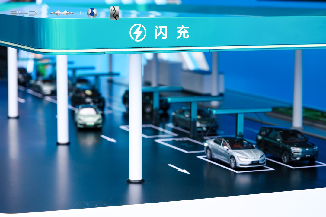 比亚迪2027年上固态电池刷屏,但首批大概率是仰望不是海鸥:把示范装车、二代刀片、固液同价三本账算清,金九银十下订的就知道等不等