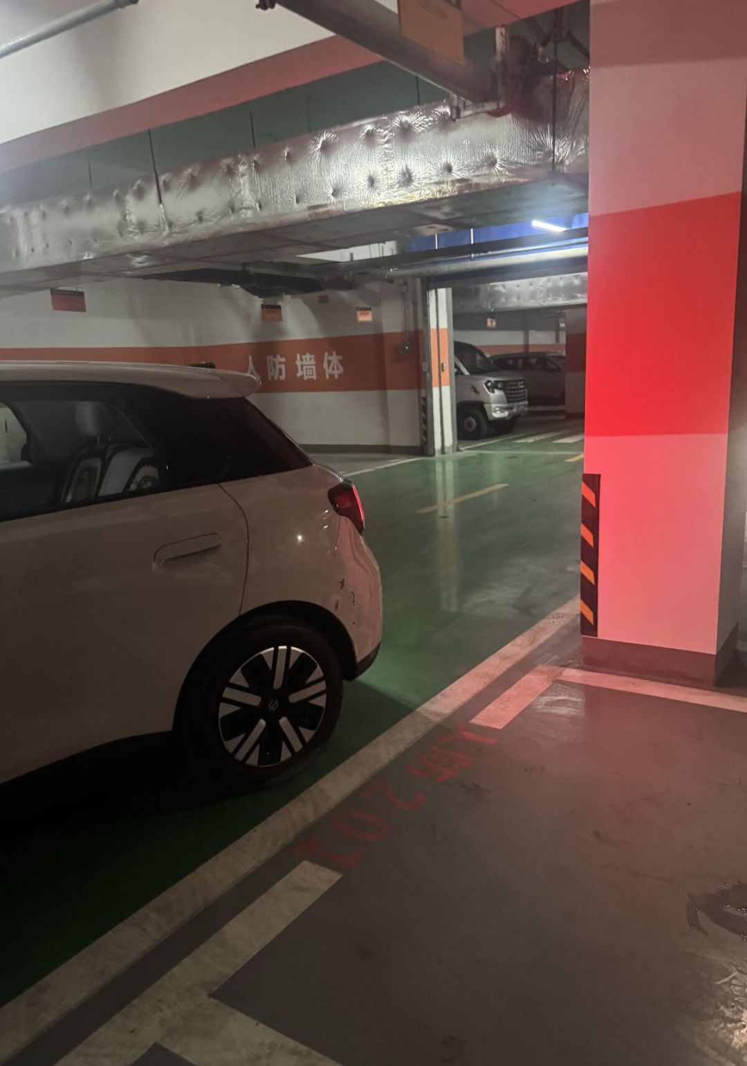 人刚下车,车就撞上对面奔驰:离车泊入那句「出事算车企的」,先把三条线拆开再决定敢不敢用