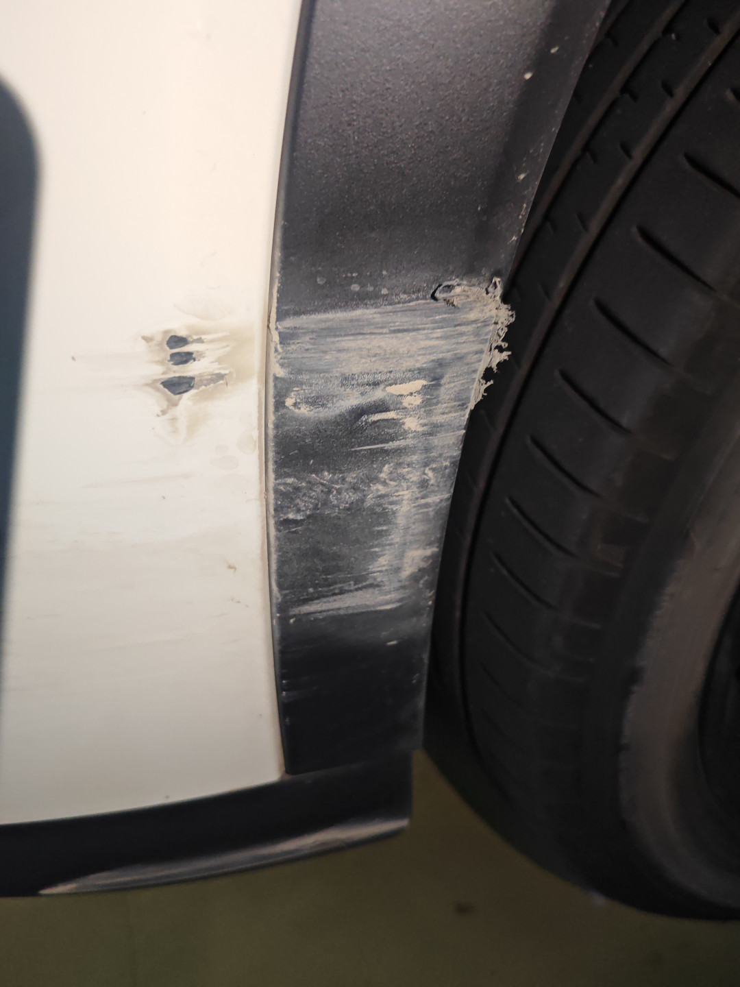 人刚下车,车就撞上对面奔驰:离车泊入那句「出事算车企的」,先把三条线拆开再决定敢不敢用