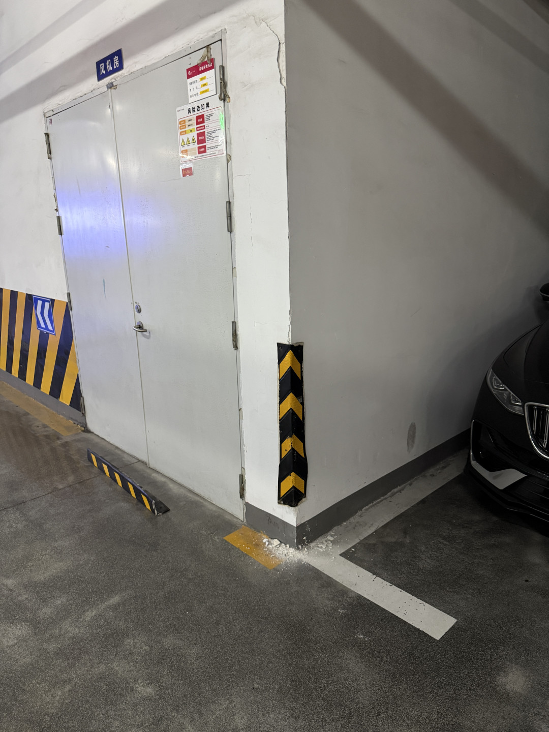 人刚下车,车就撞上对面奔驰:离车泊入那句「出事算车企的」,先把三条线拆开再决定敢不敢用