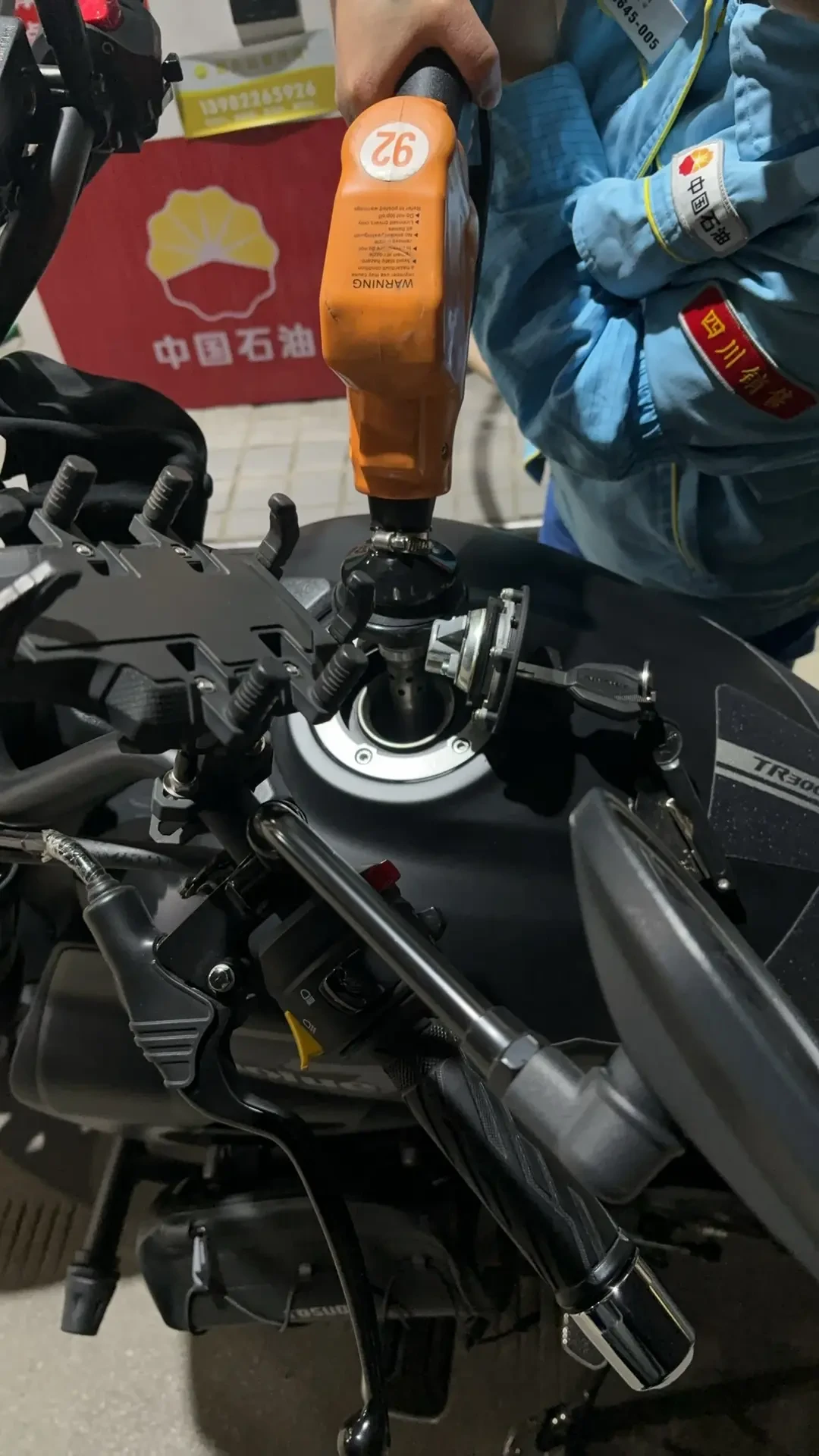 高速油枪到底认不认你：重庆登记车牌就能加满、金华不用等交警、广州外地牌卡了一个月才放开——20多条各省加油实拍，我给国庆路书排进这一篇
