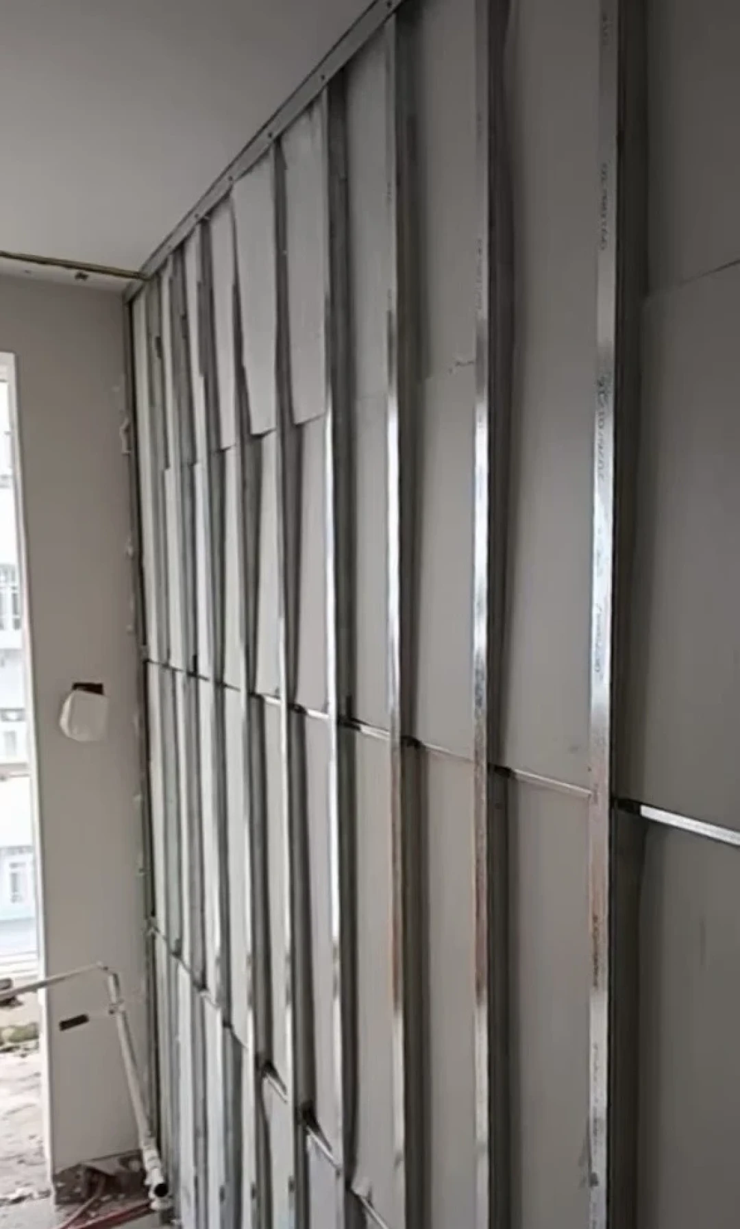 一半晒「做完隔音吊顶允许楼上的一切声音」,一半哭「花三万多做的、该听见的噪音一点没少」:翻完4平台638条评论的争论楼、吊顶晒单、棉被睡眠舱教程、新治安法规施行半年后的首篇调查和那起判赔2.6万的以噪制噪案,我把空气声对撞击声的物理分界线、取证的三道坎、四档路线的真实花销和掏大钱前必问的5个问题理清了