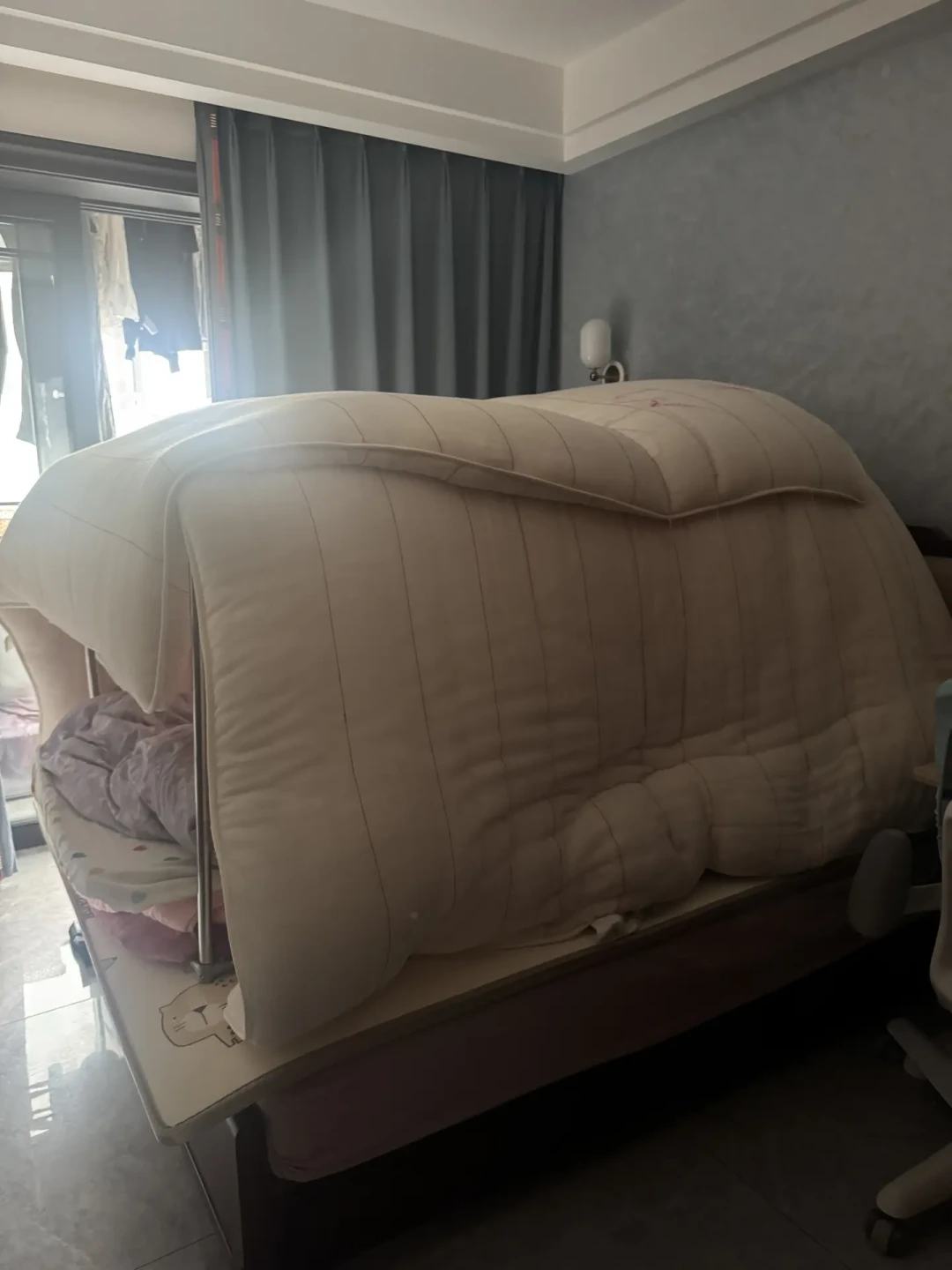 一半晒「做完隔音吊顶允许楼上的一切声音」,一半哭「花三万多做的、该听见的噪音一点没少」:翻完4平台638条评论的争论楼、吊顶晒单、棉被睡眠舱教程、新治安法规施行半年后的首篇调查和那起判赔2.6万的以噪制噪案,我把空气声对撞击声的物理分界线、取证的三道坎、四档路线的真实花销和掏大钱前必问的5个问题理清了