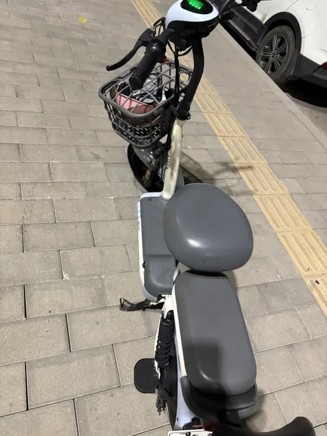 开学季半价收辆二手小电驴?先对照这四类真实翻车现场再掏钱——电池要当场拆验、车架号15位还是17位、多地要求30天内过户,一条都不能省