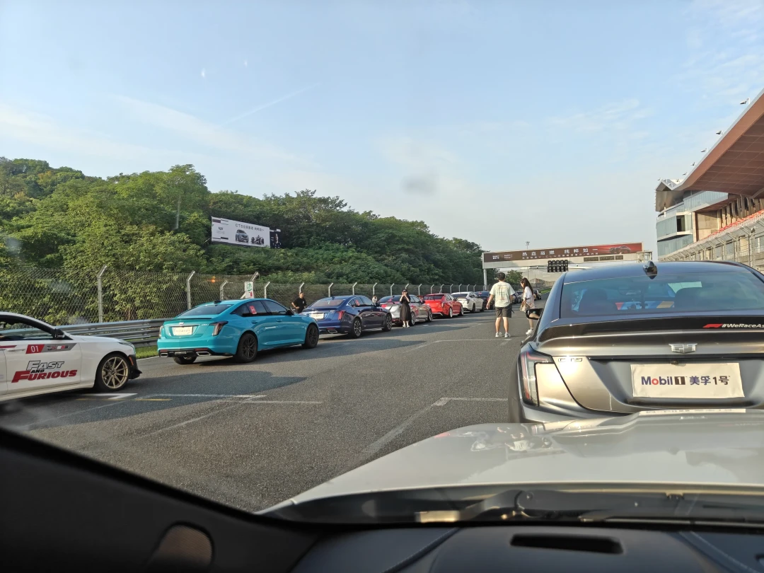 CT5周末在浙赛刷出1:45.786:V-CLUB两年时间线和报名群里的信息差,凯迪拉克车主第一次下赛道先对这张清单