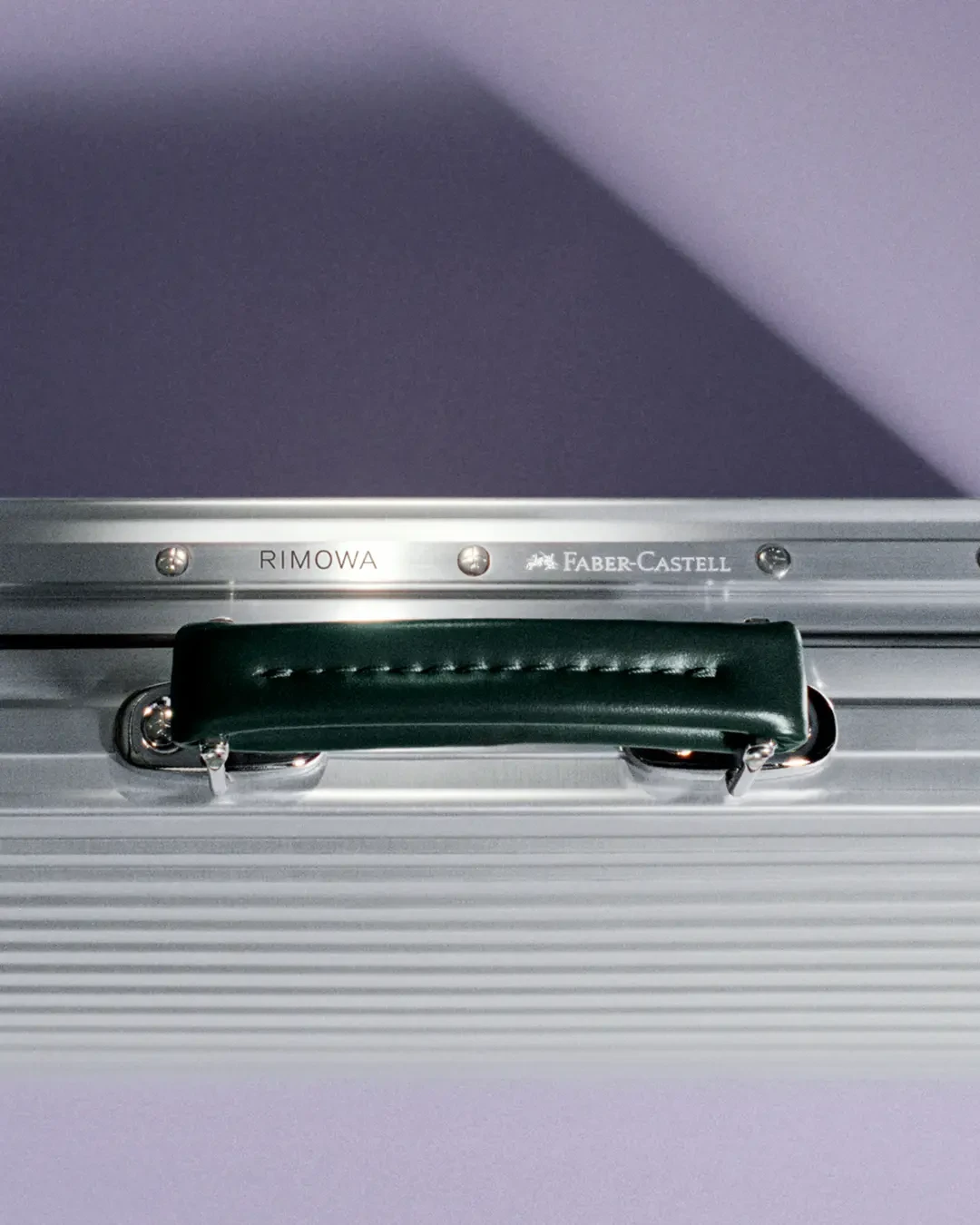 RIMOWA这回的联名对象，是一盒彩铅：绿辉单卖899，铝箱版9月17日开售还没标价——先摊完三本账，再决定要不要冲