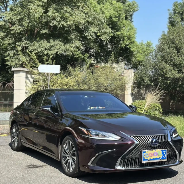全新ES裸车21万，二手雷车价格“躺平”：10万老ES和13万准新ES只差2万多，中间档最拧巴——电池、权益、车况三笔账算完再下订