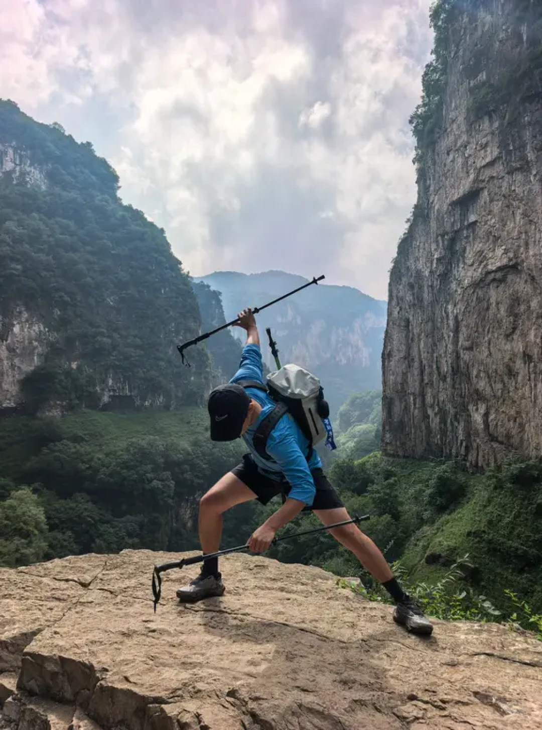 官方拆了崖边的木头,有人又搭了回去:中秋你要去的南太行,和新闻里的南太行,是同一条路吗