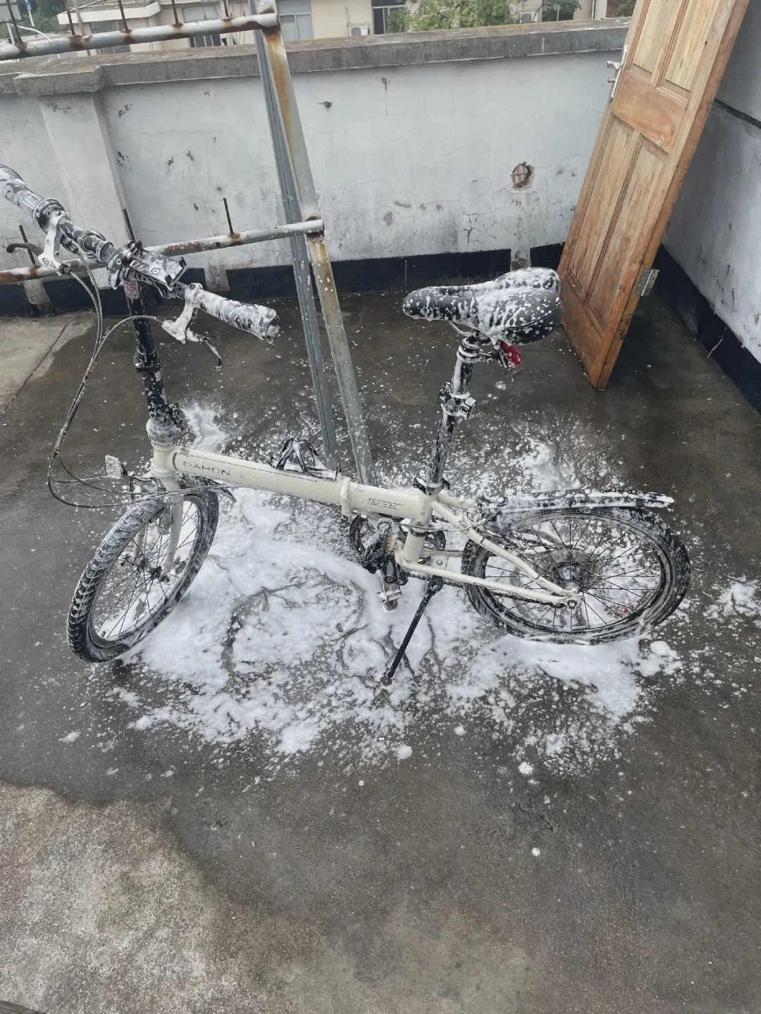 新提的折叠车，评论区都在等你把它挂闲鱼：我把8月底以来全网的吃灰帖、后悔帖、出车帖翻完了，三本账、四种触发、两条出路、四条红线理清了