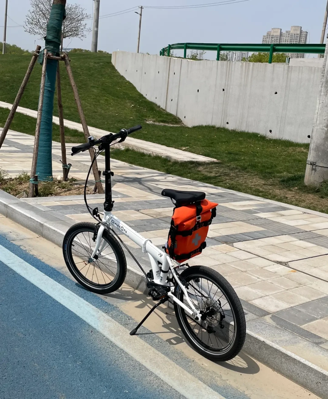 新提的折叠车，评论区都在等你把它挂闲鱼：我把8月底以来全网的吃灰帖、后悔帖、出车帖翻完了，三本账、四种触发、两条出路、四条红线理清了