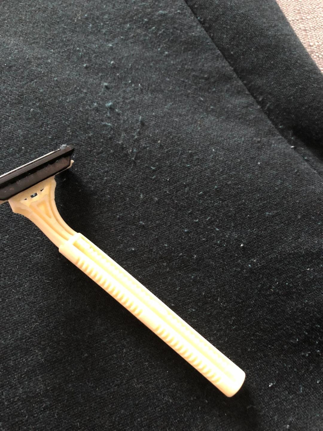 换季毛衣一身球?先别急着上剃须刀,更别乱下单毛球修剪器:先分清「粘毛」和「起球」,再看织得松还是紧,才决定揪、梳还是剃