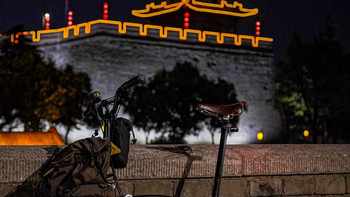 秋分后天黑提前，布圈集体骑进夜里：这笔小布“夜骑账”，我捋成一条时间线、三道法律红线、四档灯位决策和三类人