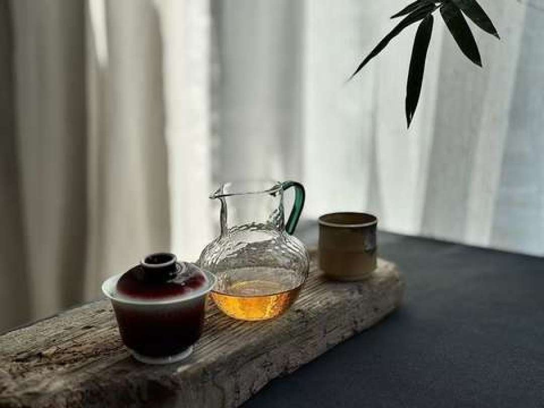 距中秋11天,茶桌后面的