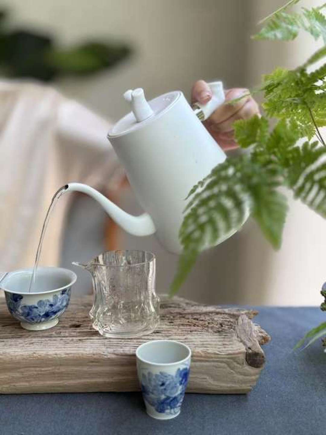 距中秋11天,茶桌后面的