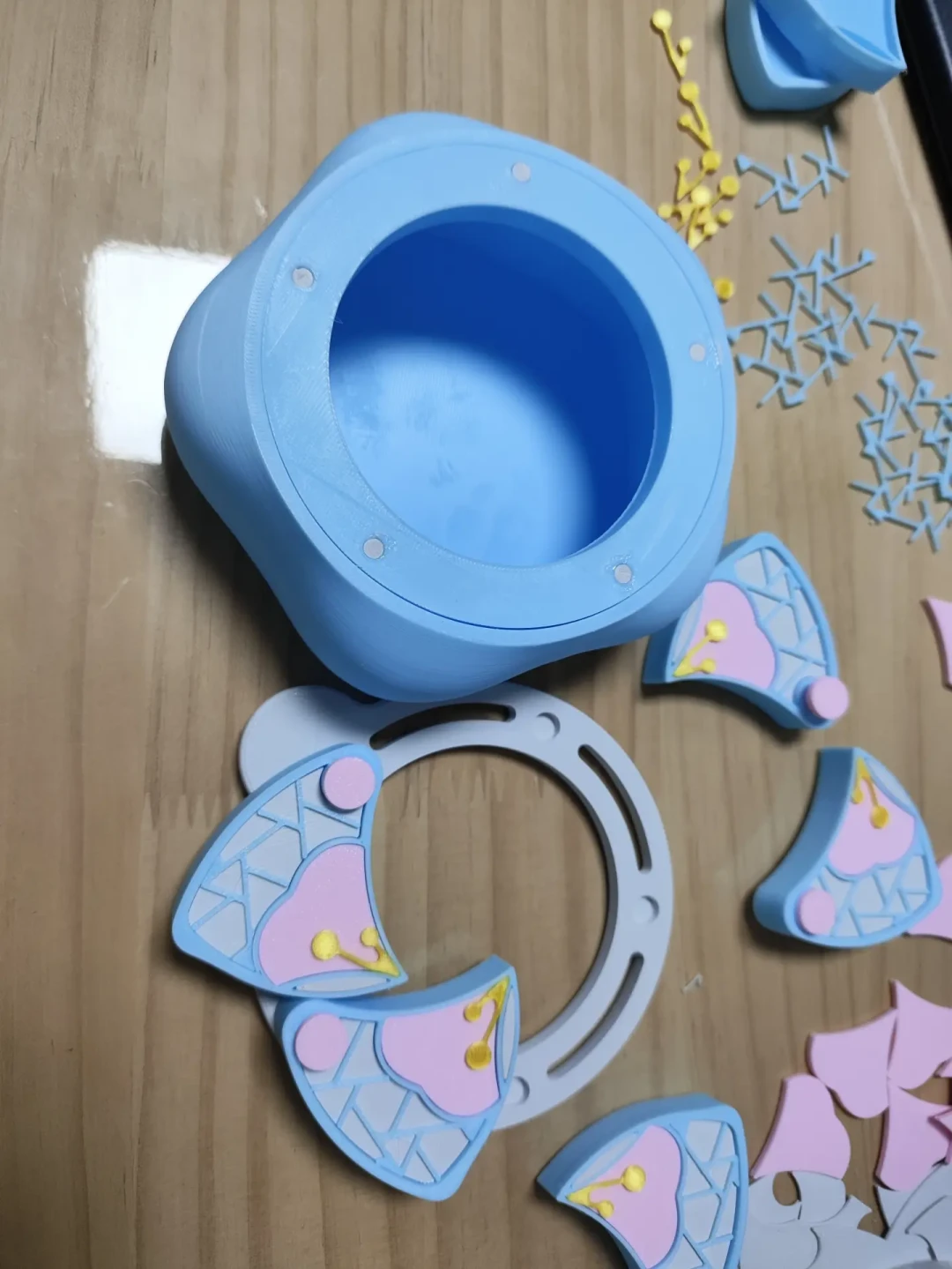 天气一热,车里打印的物件化了;机关盒摔一下断一截:PLA撞顶之后,换PETG挡在你前面的是拉丝、粘床、支撑、受潮四道坎