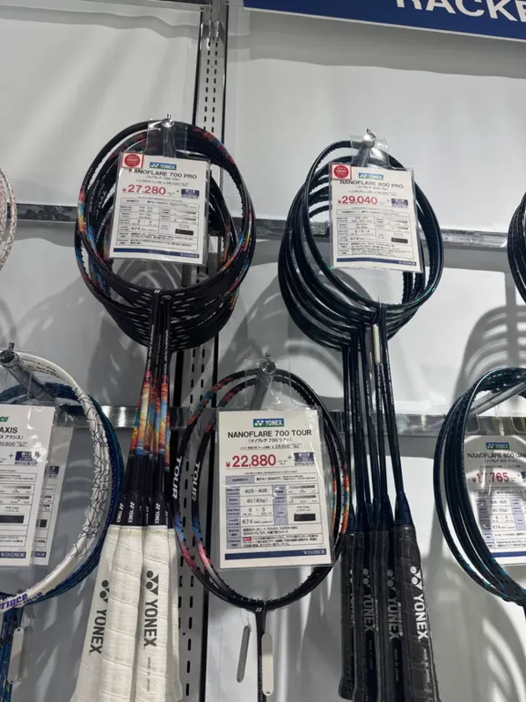 飞3000公里去日本背球拍，结果省出80块？我把9月东京大阪札幌的门店价全对了一遍——去名古屋看亚运前，先算完退税、产地、定金这三本账