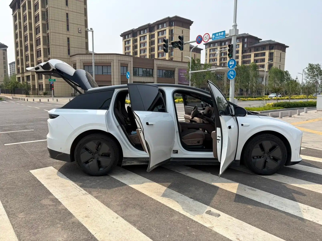 “现款i6暂停线上订车”和“满配i6反超i8”接连刷屏:理想纯电三台车摆全之前,先把价格差和时间差这两笔账算清