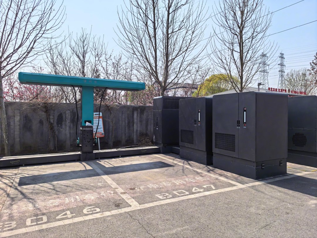 “国庆前建成2000座高速闪充站”是承诺不是现状：方程豹车主节前先对三笔账，闪充地图看得到站、看不到储能柜还剩多少电