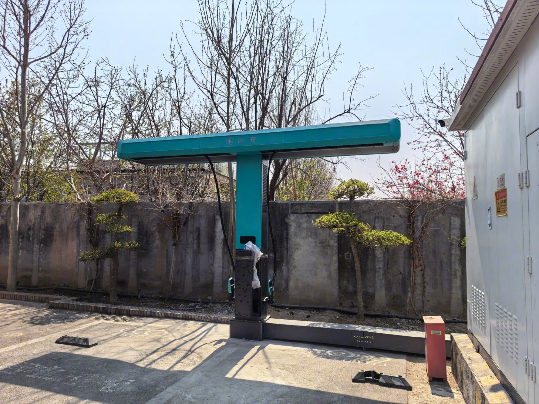 “国庆前建成2000座高速闪充站”是承诺不是现状：方程豹车主节前先对三笔账，闪充地图看得到站、看不到储能柜还剩多少电