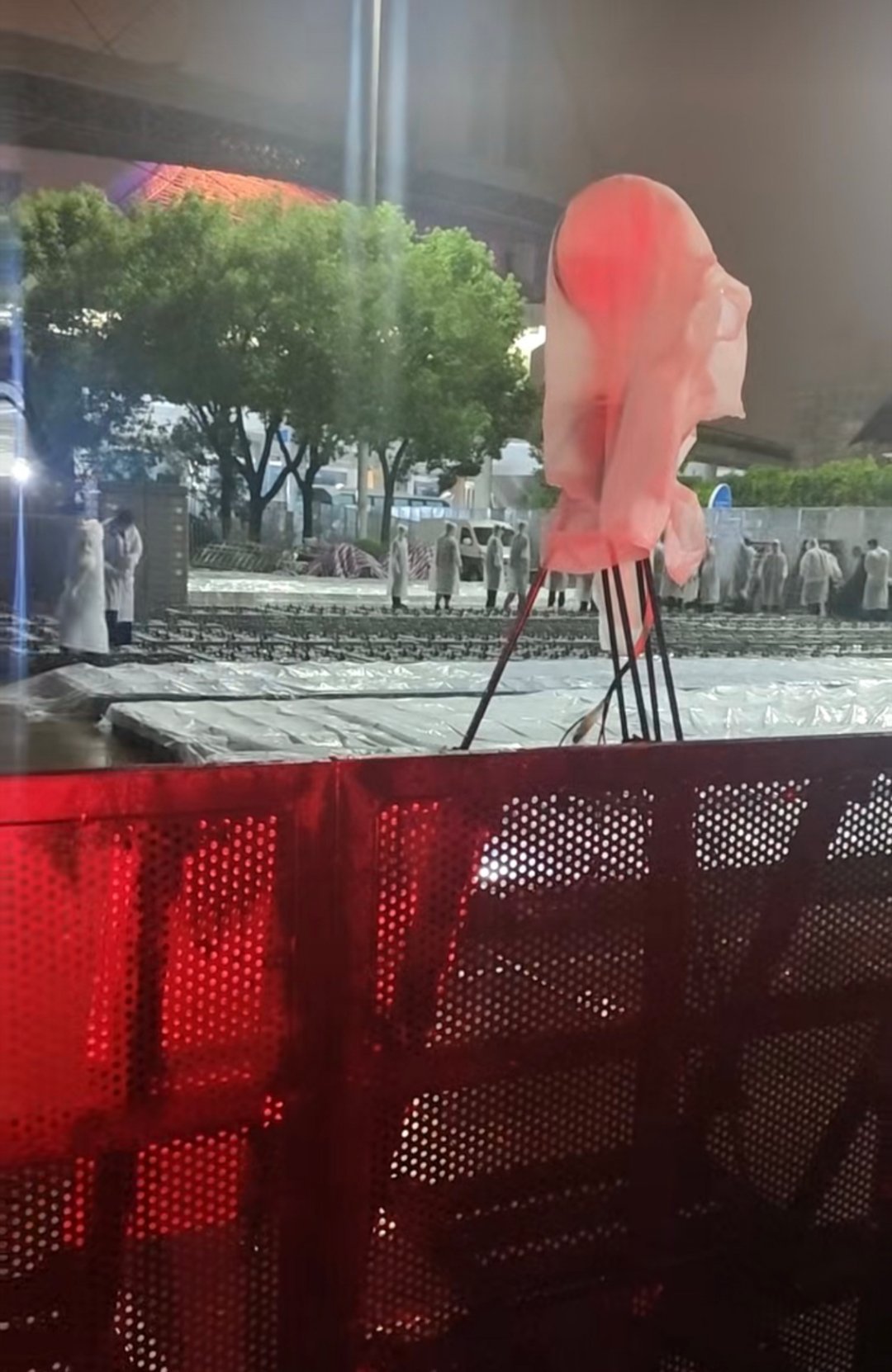 3.9万人陪周深淋了三小时雨:中秋国庆买露天演出票前,先把退票、延期和机酒这三笔账对完