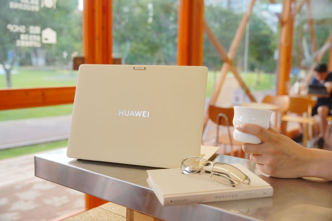 笔吧6106条评论吵成三派:798g的MateBook Pro S模具封神、生态遭疑,职场人先看对号清单
