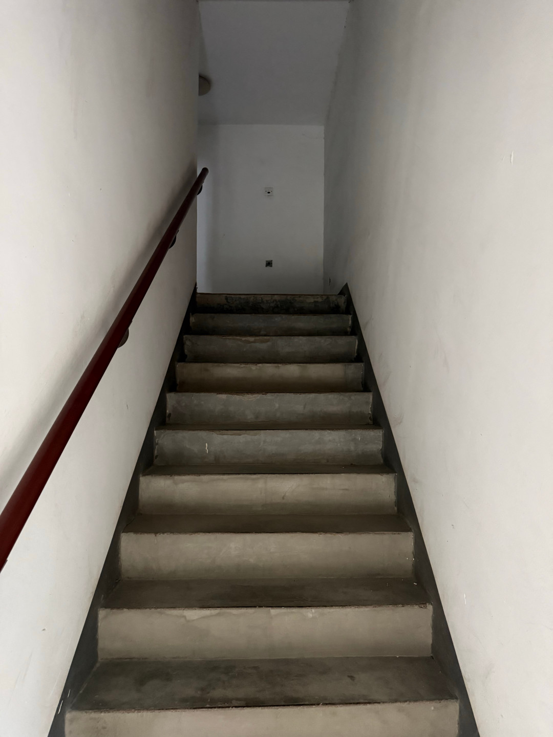“空腹爬楼208层”的打卡刷屏了:荟萃分析说每天爬六段楼梯获益就到位——入秋首练前,先把这三个数对齐