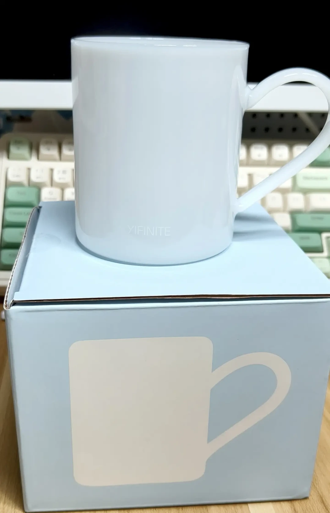 至本藏了四年的彩妆副牌,这个月突然开始刷脸:光环能不能平移,先看这份口碑地图