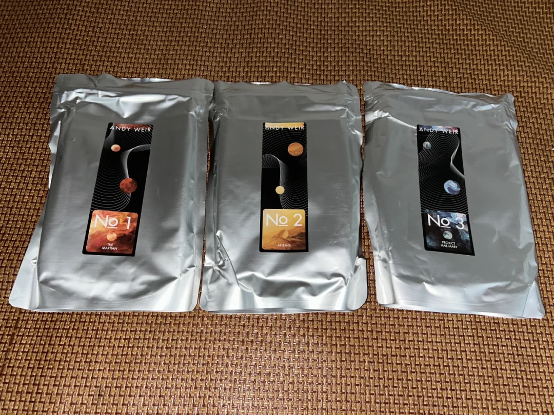 《火星救援》十一周年,先接住这轮重刷潮的不是院线,是原著:三部曲盒装从一百多跌到66元,我把版本、彩蛋和《月球城市》的坑一次算清