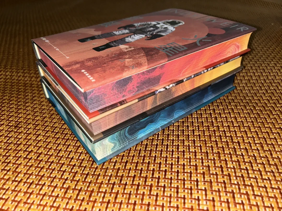 《火星救援》十一周年,先接住这轮重刷潮的不是院线,是原著:三部曲盒装从一百多跌到66元,我把版本、彩蛋和《月球城市》的坑一次算清