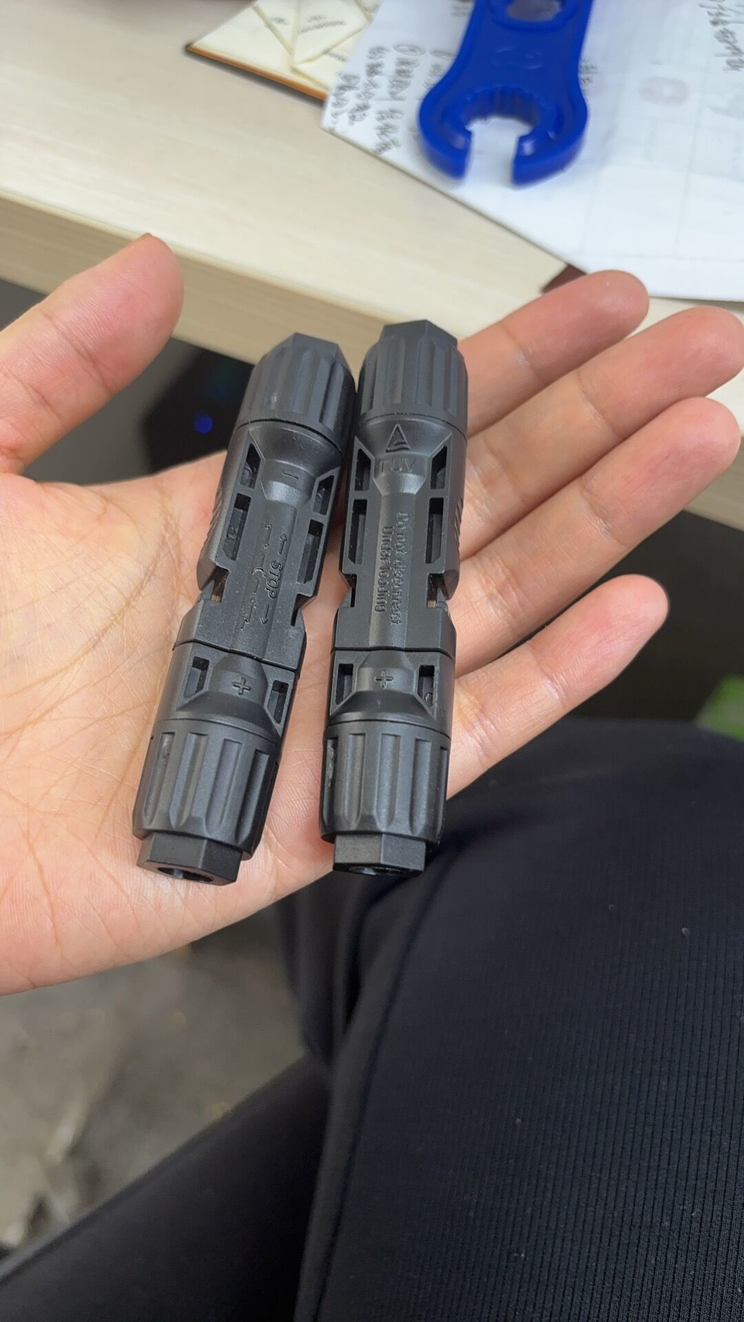 还在用尖嘴钳压MC4?凯尼派克这三个月悄悄把光伏接线的四个工序补齐了,我按评论区那起“接头烧化”事故,理成了谁该买、谁该等的表