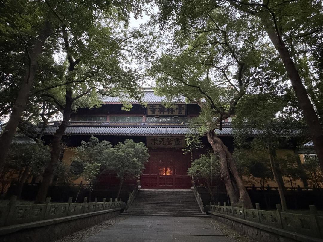 灵隐的“夜”,一年只剩除夕那4小时:中秋前夜恰逢八月十四,你收藏的夜游攻略早该翻篇了