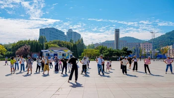 黄景瑜升格ECCO全线代言人：我把他穿过的同款全扒了一遍——没有明星溢价，但差着两千块的
