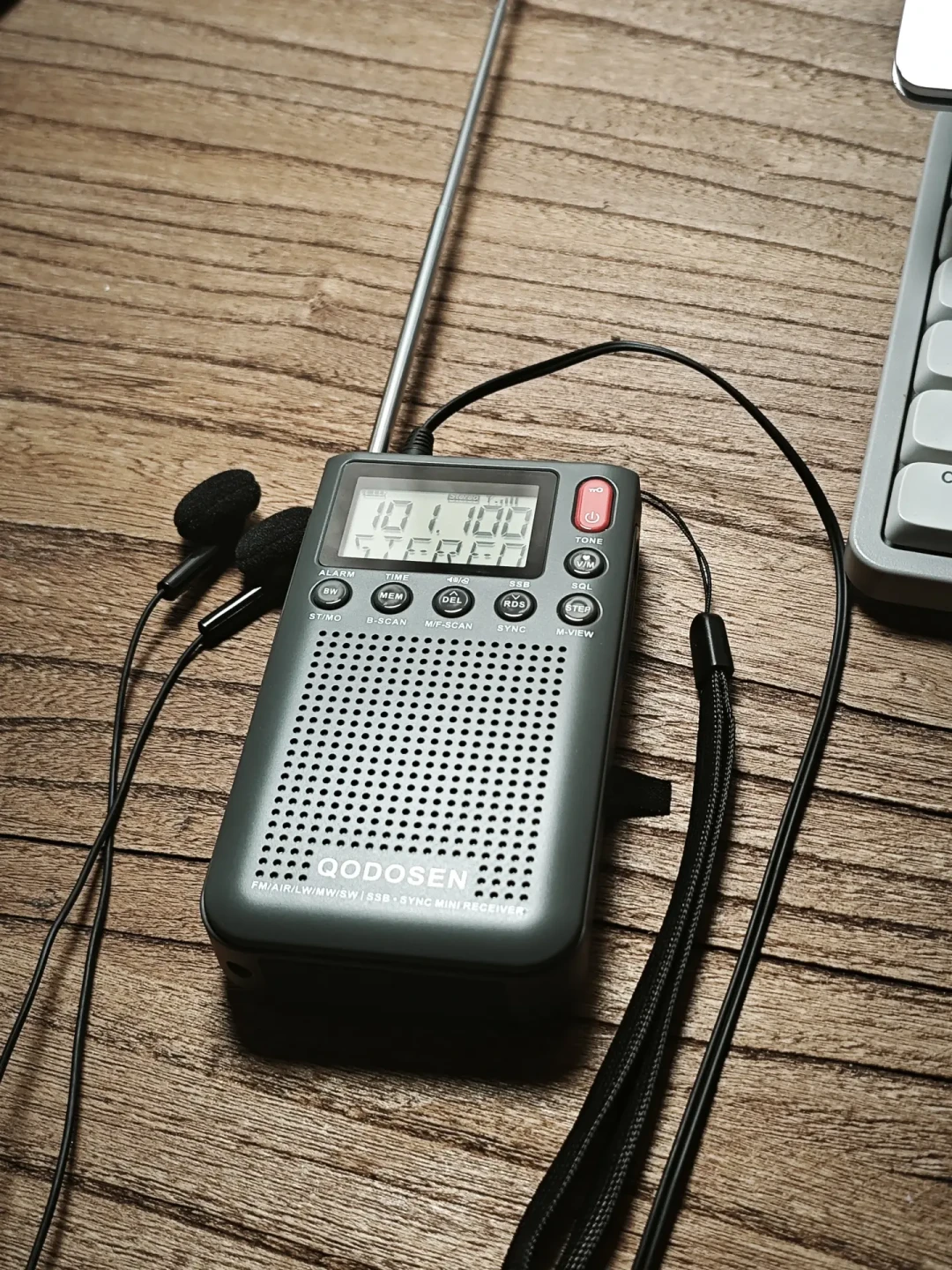 360元收音机收到火腿通联:科多笙001这波新玩法被实测刷屏,但同周冒出的三个坑得先避开