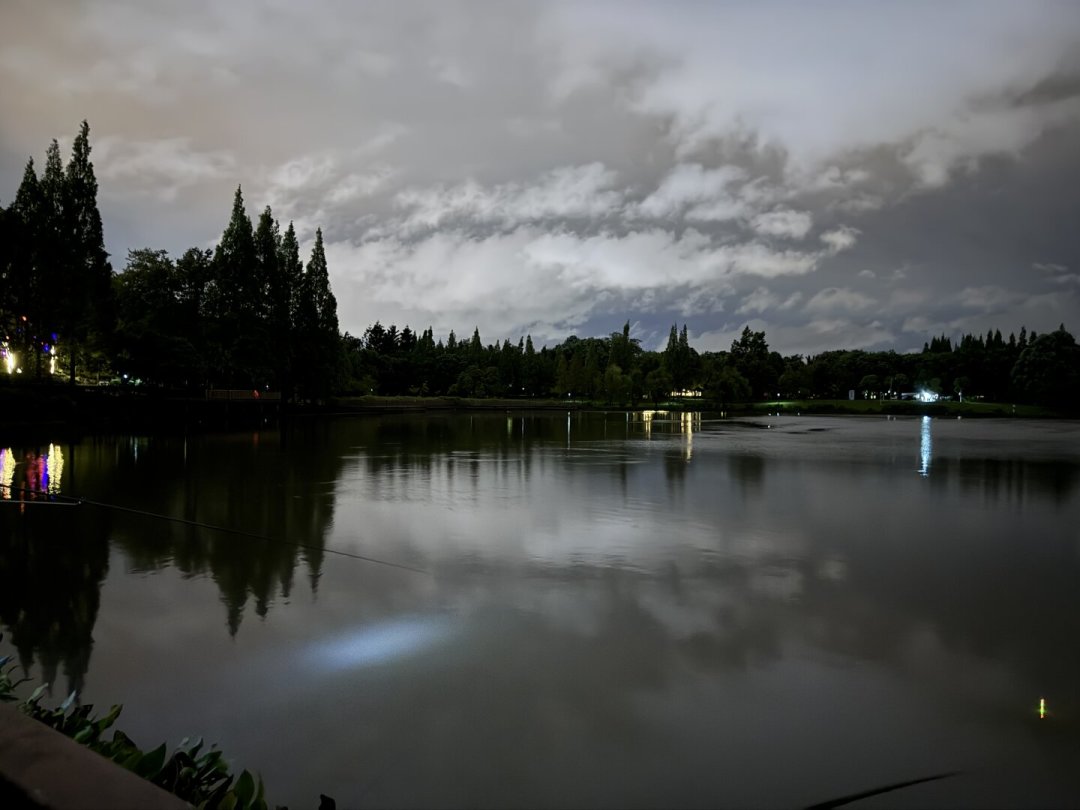 蓝光不惊鱼、黄光成新派、红光另立山头:翻完全网今夏的夜钓灯论战,惊鱼的真变量从来不是颜色