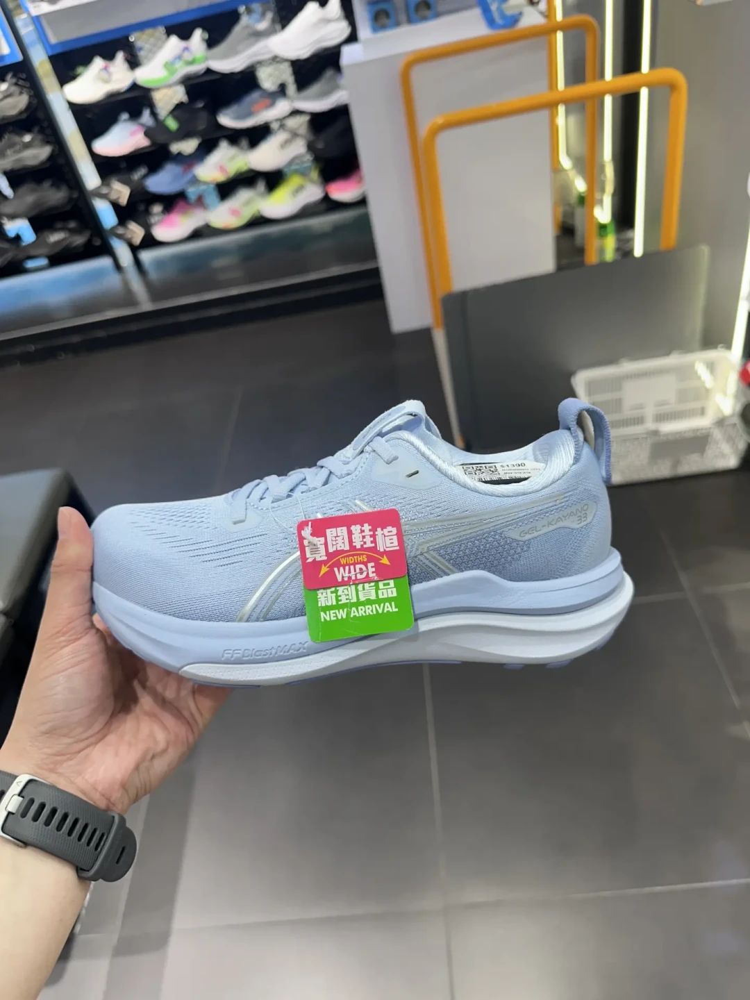 KAYANO 33发售三个半月,砍掉4D支撑的争论还没完:790的渠道价、968的32代、644的30代,扁平足外翻该站哪一档