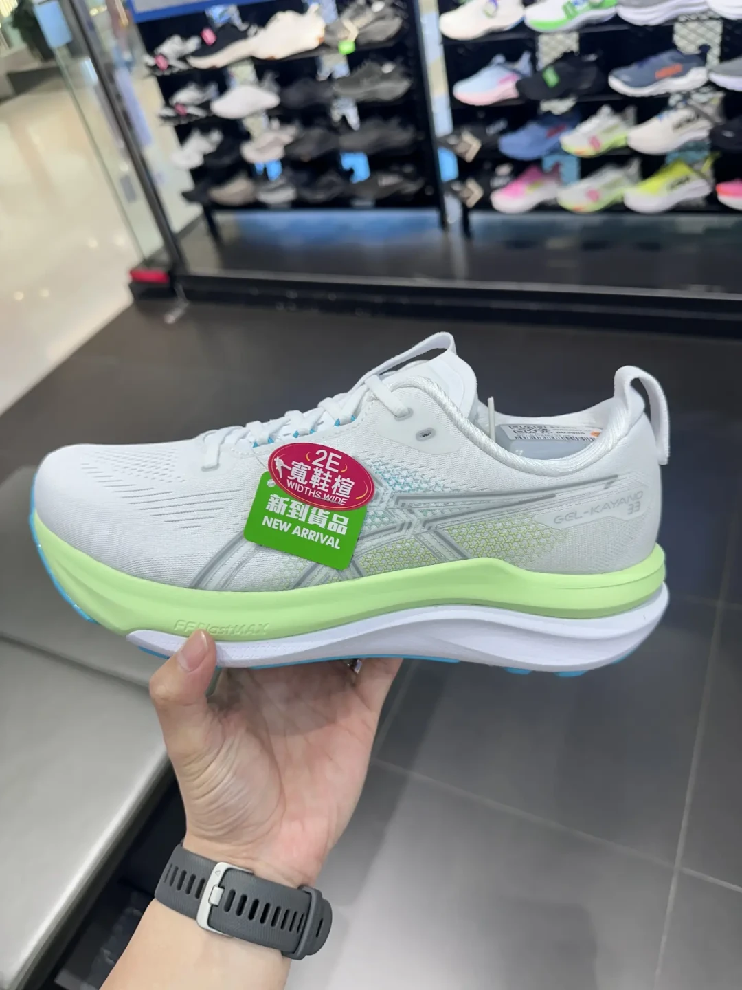 KAYANO 33发售三个半月,砍掉4D支撑的争论还没完:790的渠道价、968的32代、644的30代,扁平足外翻该站哪一档