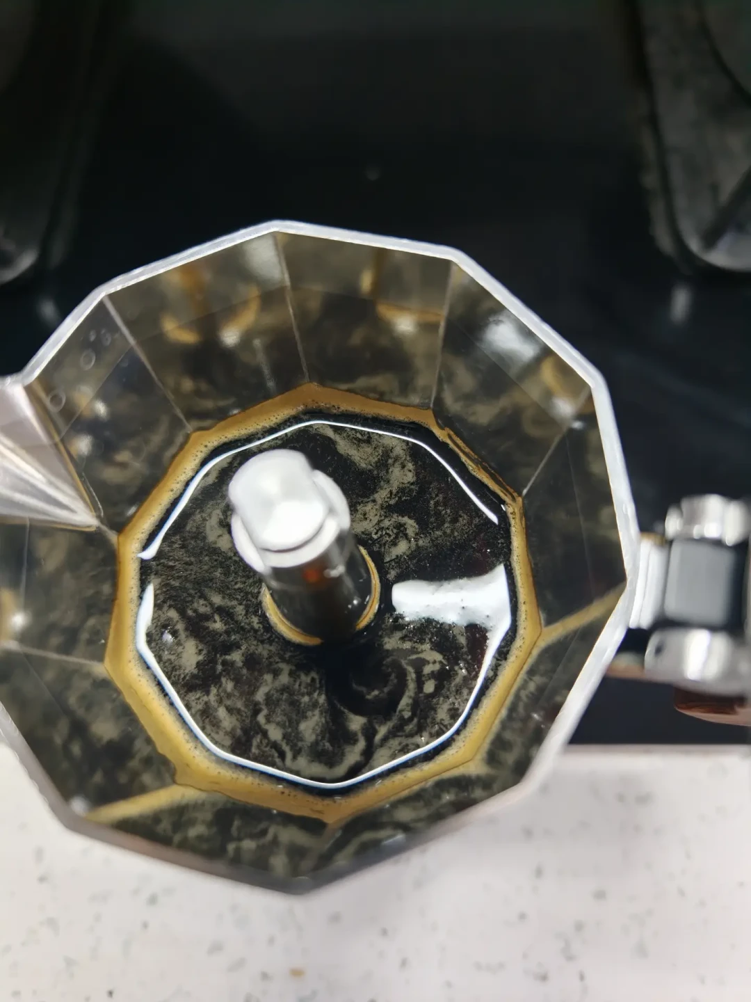 摩卡壶是“咖啡最大骗局”?我把1040条评论和三派研磨度摆上同一张表,被骗的其实是“最细粉”三个字